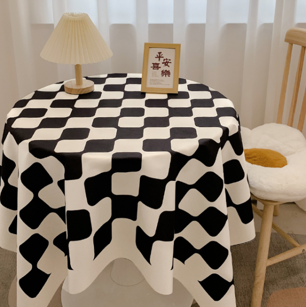 Meja dengan pola kotak-kotak bergaya Skandinavia